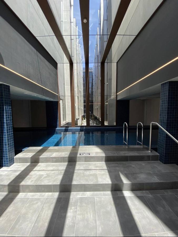 Midnight Luxe 1Br 1Bath Apartment 104 In The Heart Of Braddon Pool Sauna Secure Parking Wine Wifi 캔버라 외부 사진