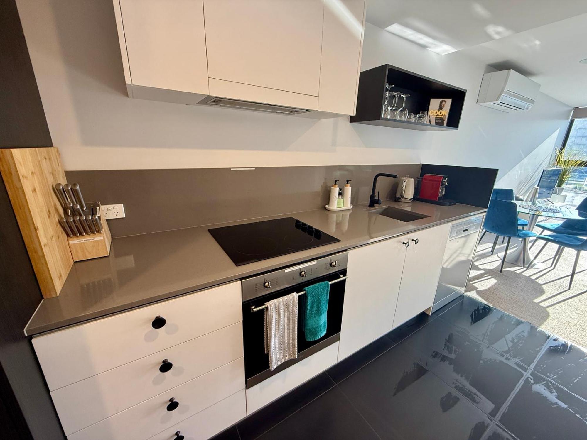 Midnight Luxe 1Br 1Bath Apartment 104 In The Heart Of Braddon Pool Sauna Secure Parking Wine Wifi 캔버라 외부 사진