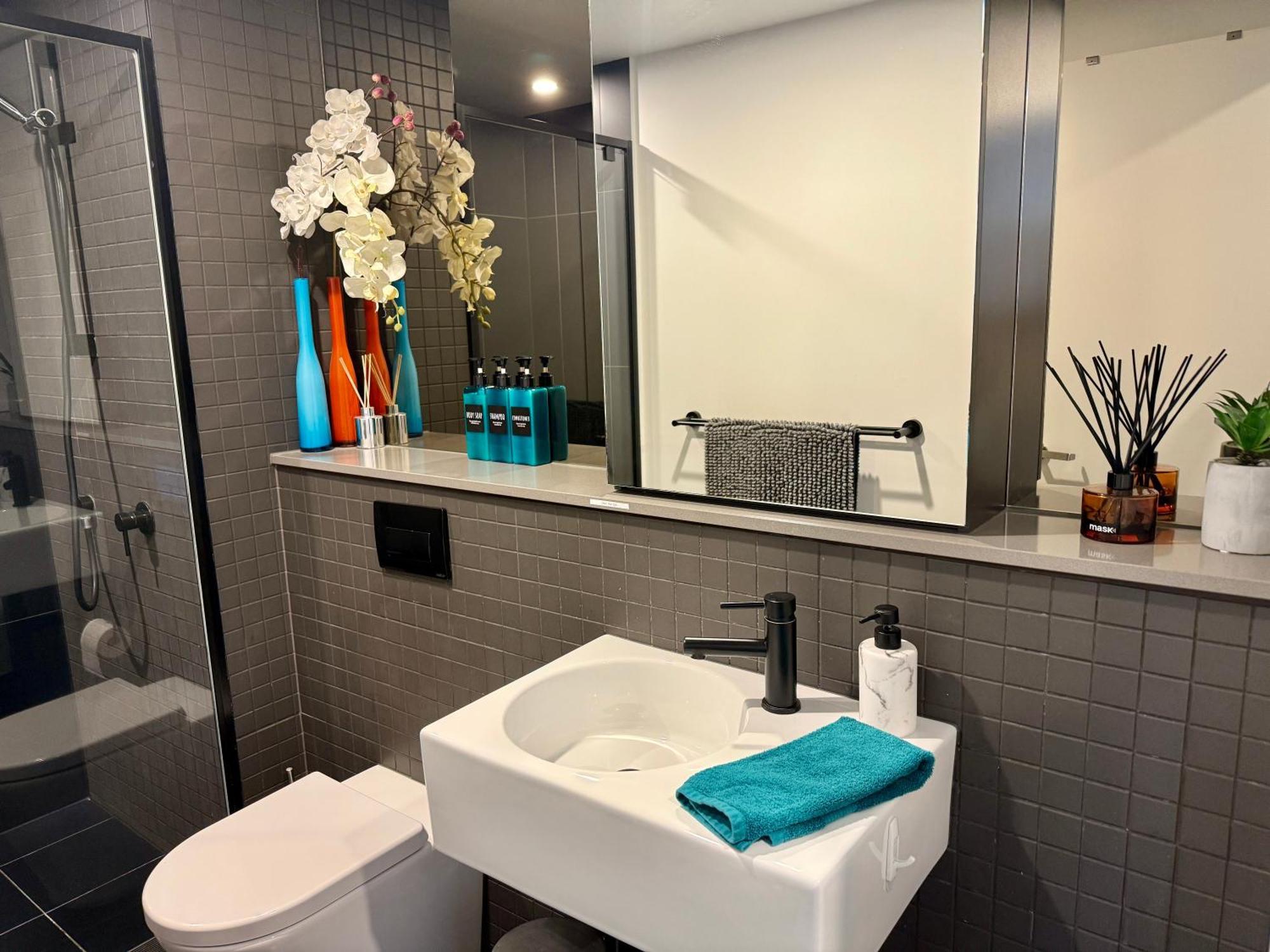 Midnight Luxe 1Br 1Bath Apartment 104 In The Heart Of Braddon Pool Sauna Secure Parking Wine Wifi 캔버라 외부 사진