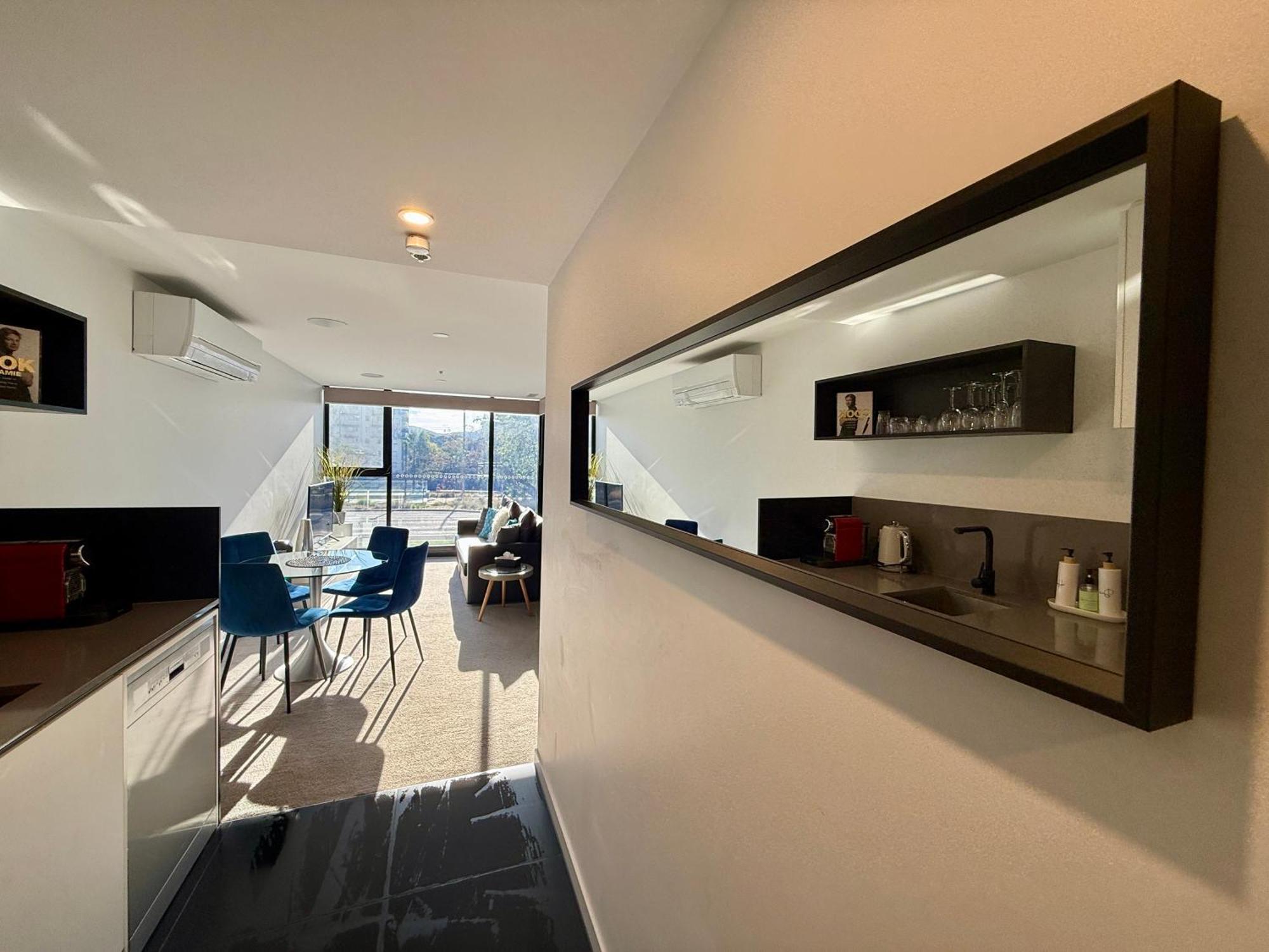Midnight Luxe 1Br 1Bath Apartment 104 In The Heart Of Braddon Pool Sauna Secure Parking Wine Wifi 캔버라 외부 사진