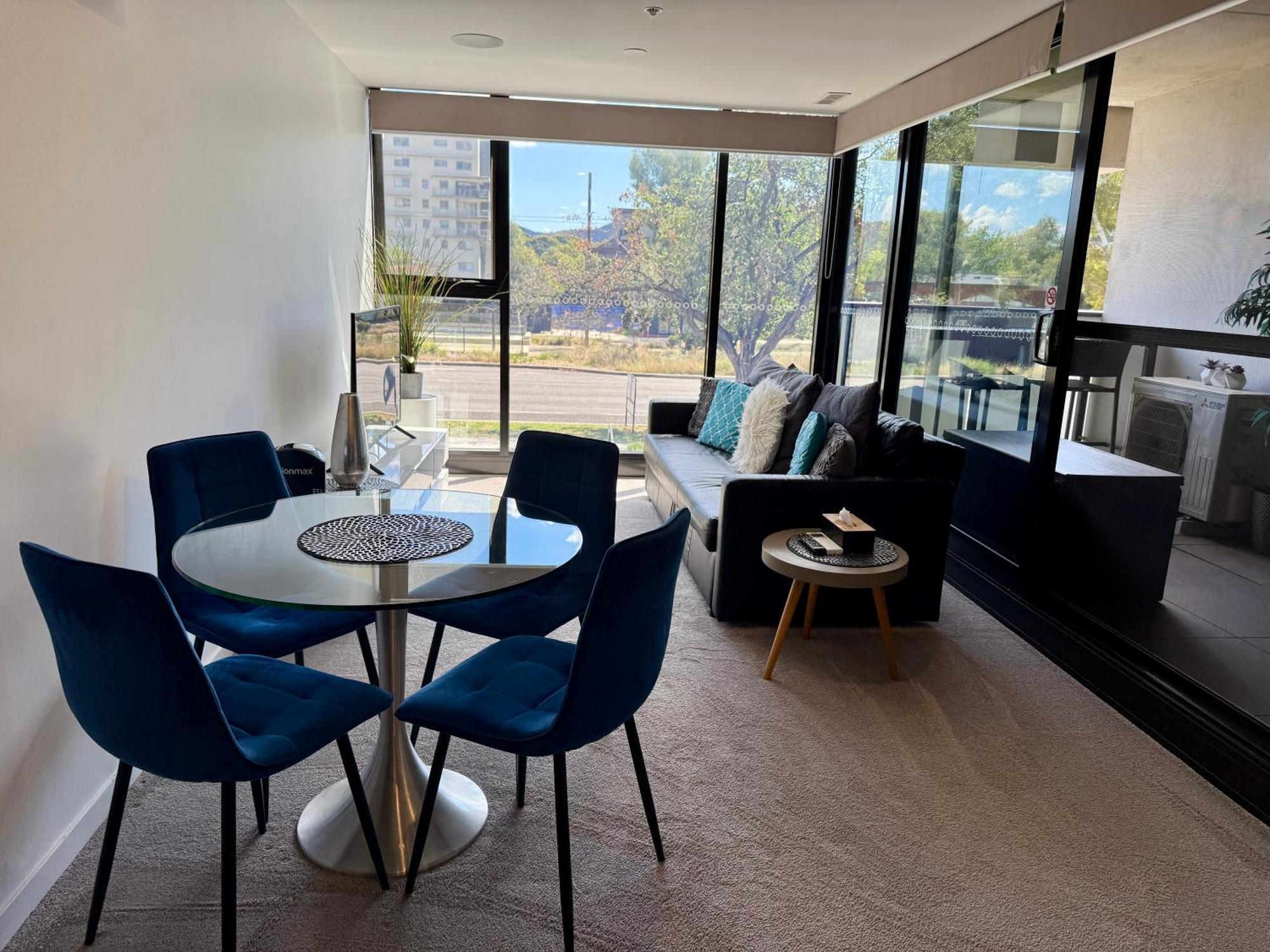 Midnight Luxe 1Br 1Bath Apartment 104 In The Heart Of Braddon Pool Sauna Secure Parking Wine Wifi 캔버라 외부 사진