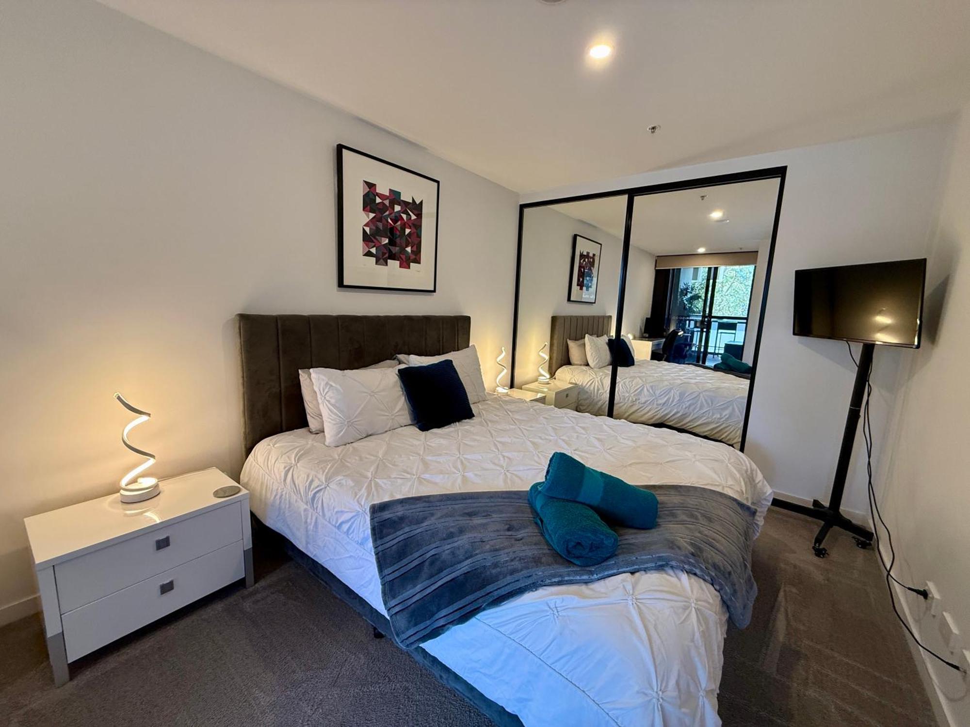 Midnight Luxe 1Br 1Bath Apartment 104 In The Heart Of Braddon Pool Sauna Secure Parking Wine Wifi 캔버라 외부 사진