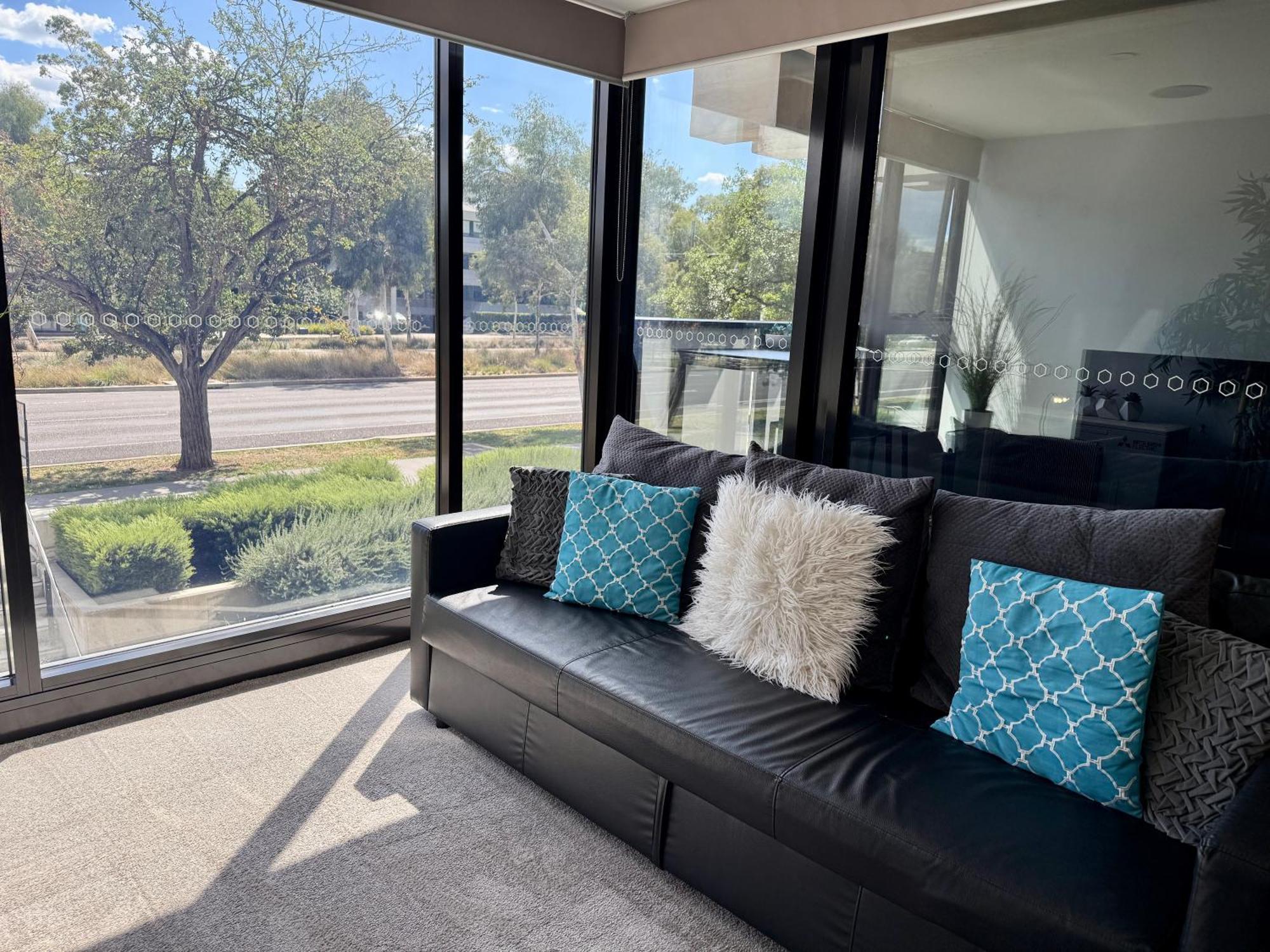 Midnight Luxe 1Br 1Bath Apartment 104 In The Heart Of Braddon Pool Sauna Secure Parking Wine Wifi 캔버라 외부 사진