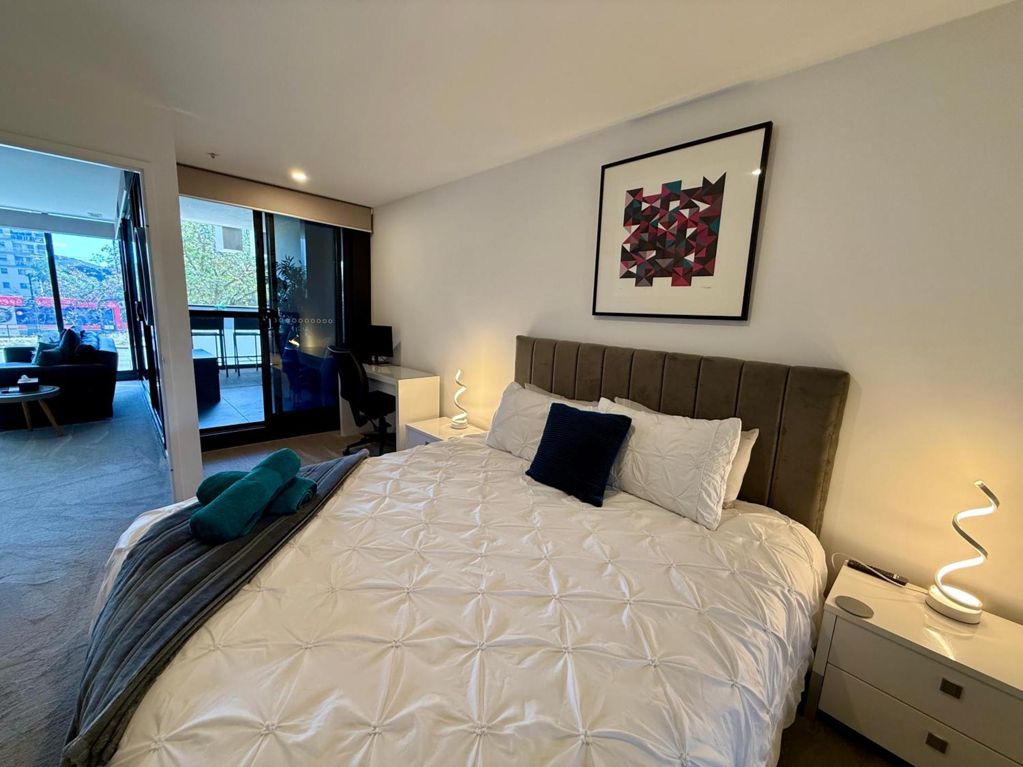 Midnight Luxe 1Br 1Bath Apartment 104 In The Heart Of Braddon Pool Sauna Secure Parking Wine Wifi 캔버라 외부 사진