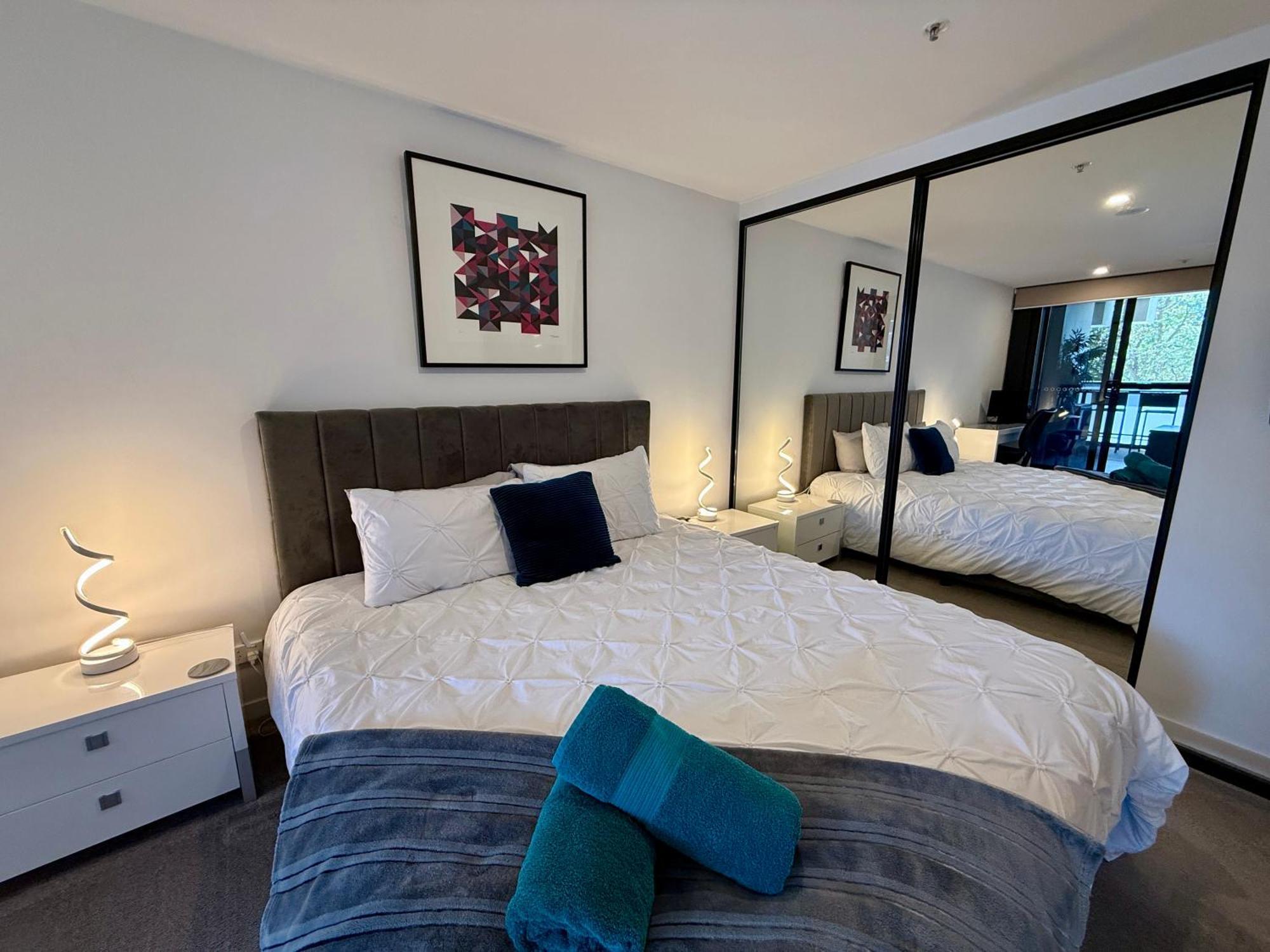 Midnight Luxe 1Br 1Bath Apartment 104 In The Heart Of Braddon Pool Sauna Secure Parking Wine Wifi 캔버라 외부 사진