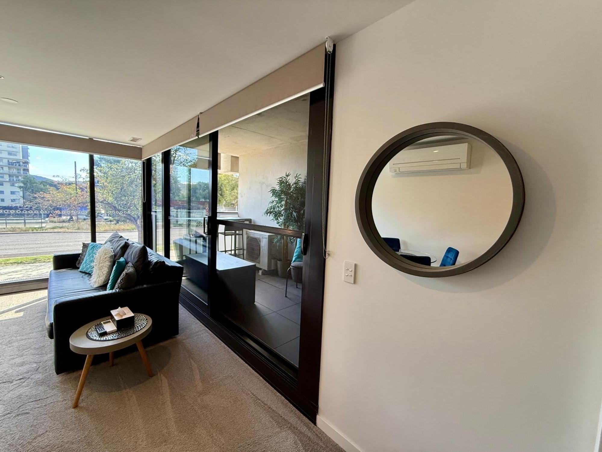 Midnight Luxe 1Br 1Bath Apartment 104 In The Heart Of Braddon Pool Sauna Secure Parking Wine Wifi 캔버라 외부 사진
